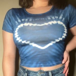 Blue tie-dye heart crop top💙🛋️✉️

Size small💲
 
Good condition